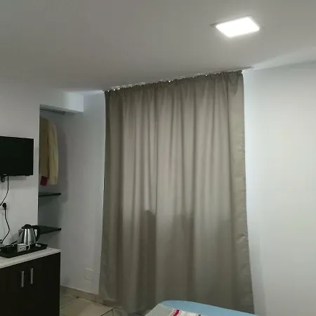 Mirela בית הארחה 2*